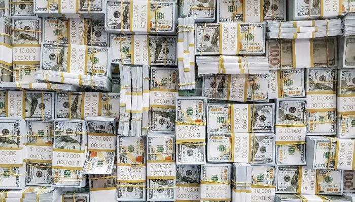 Dólar avança e supera R$ 5,22 em meio a tensões geopolíticas globais