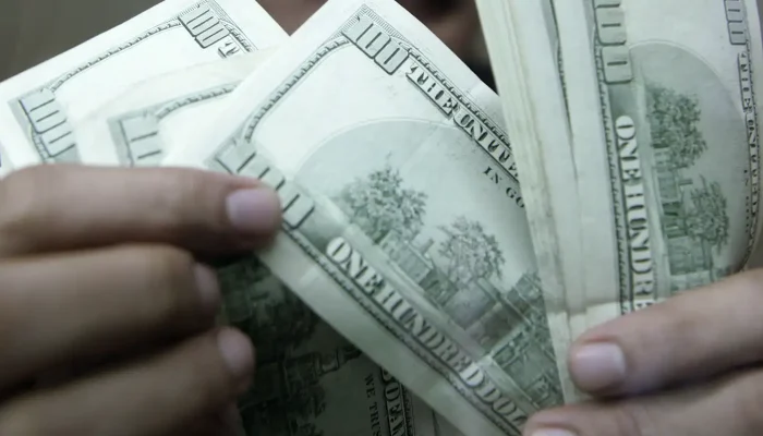 Dólar dispara e se aproxima de R$ 5,17 com pressões externas e cenário eleitoral