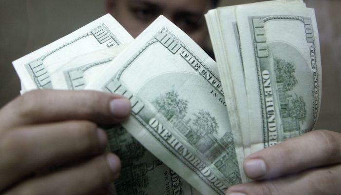 Dólar encerra julho com queda de 1,82% em meio a alta do Ibovespa e disparada do petróleo