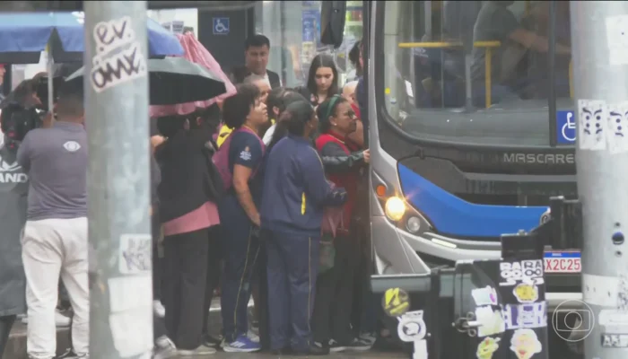 Empresas de ônibus sob investigação por elo com PCC falham em cumprir contratos de viagens em São Paulo