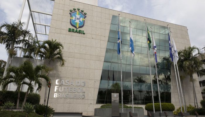 Futebol brasileiro adota novas regras de arbitragem para acelerar o jogo