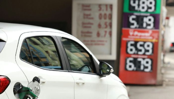 Governo anuncia pacote de R$ 7 bilhões mensais para conter preços dos combustíveis