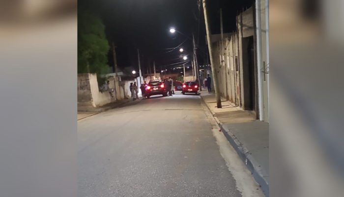 tagem, o suspeito não havia sido localizado. O caso foi registrado como feminicí