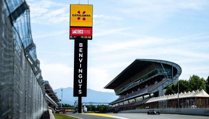 GP de Barcelona: Russell lidera em corrida estratégica com Antonelli no encalço