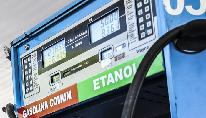 Combustíveis no Brasil tiveram aumento menor que a média global, aponta Ineep