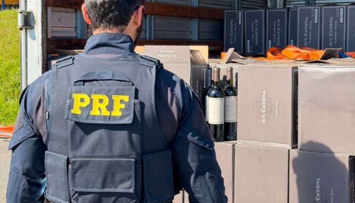 tando cerca de 1,8 mil garrafas de vinho argentino na Rodovia Régis Bittencourt