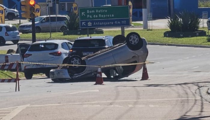 uma câmera de segurança - assista acima. As imagens mostram veículos trafegando