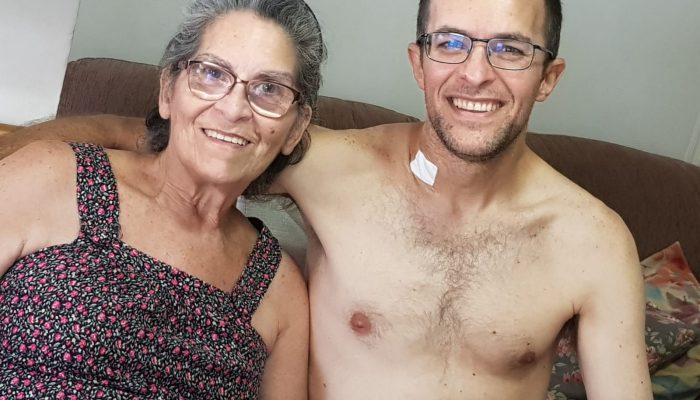 ser hereditário, a doença tornava qualquer um deles um doador arriscado. A soluç