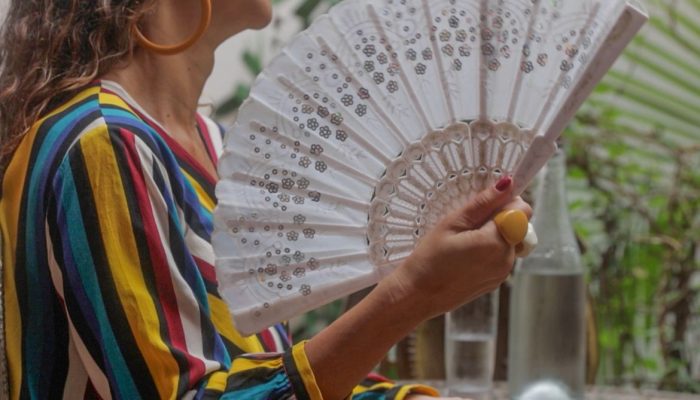 Mulheres com ondas de calor da menopausa ganham nova opção não hormonal da Anvisa.