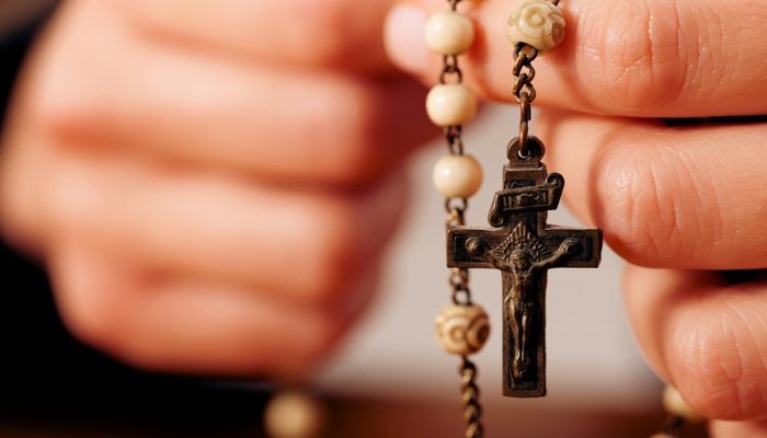 tantes do cristianismo e ocupa um papel central na fé católica. Profeta e respon