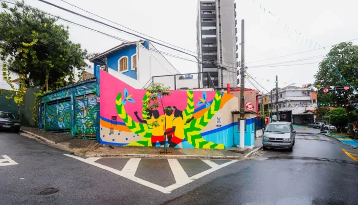 Arte de Aline Bispo em SP marca contagem regressiva para a Copa do Mundo feminina de 2027