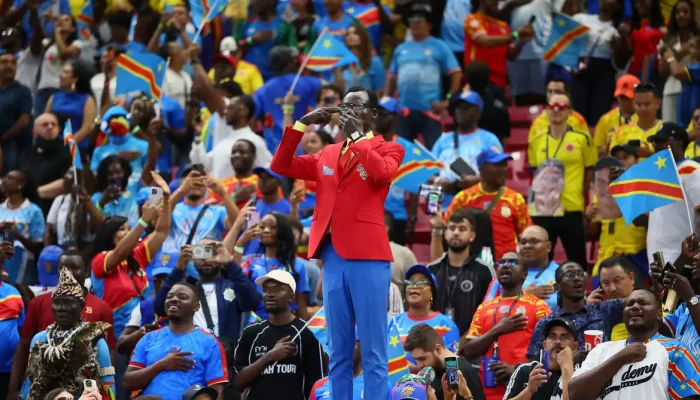 Torcedor congolês homenageia Patrice Lumumba durante a Copa do Mundo 2026