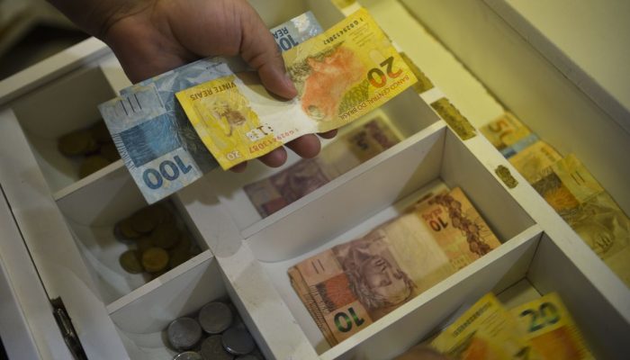Milhões de famílias com NIS 8 recebem Bolsa Família da Caixa