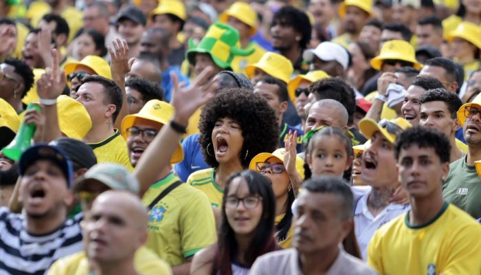 Torcida brasileira lota Vale do Anhangabaú em São Paulo para acompanhar jogo da Copa