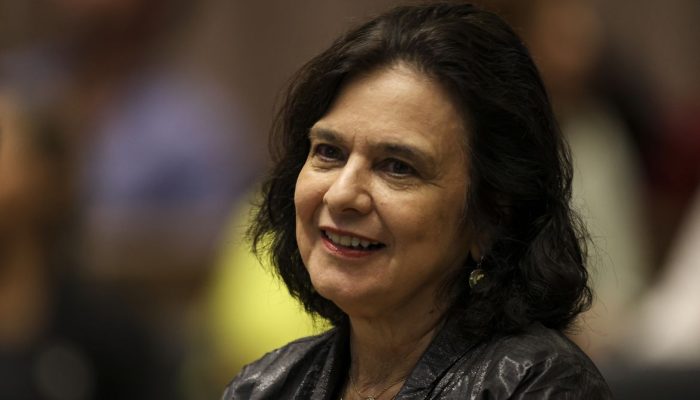 Livro de Nísia Trindade resgata bastidores e desafios da pandemia de covid-19.