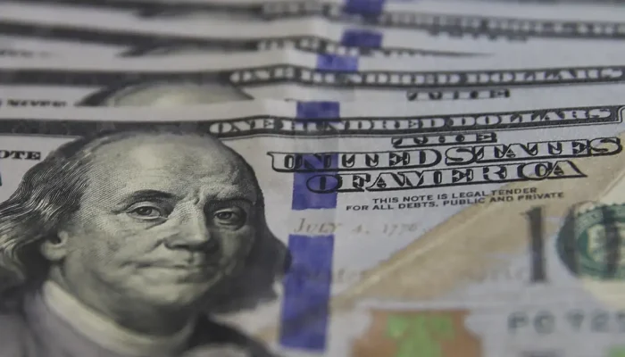 Dólar supera R$ 5,20 e bolsa recua: o impacto dos juros nos EUA no Brasil