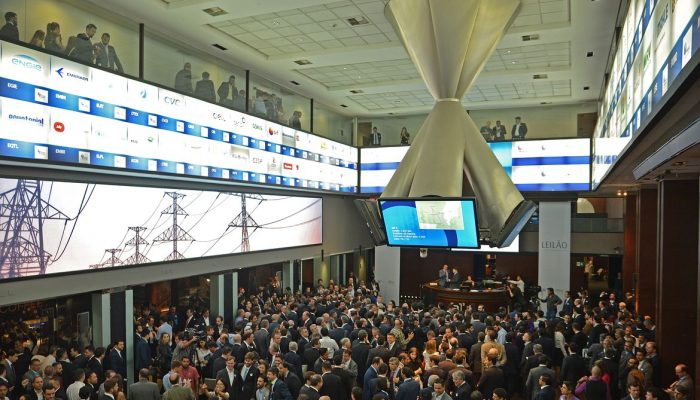 Bolsa brasileira supera 174 mil pontos impulsionada por expectativa de corte na Selic; dólar recua