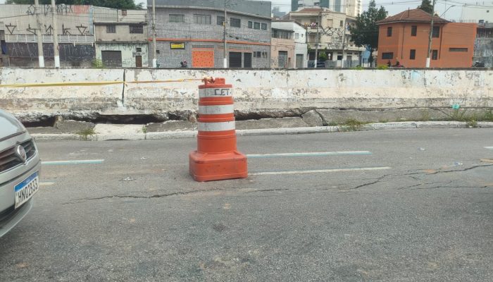 tagem da TV Globo mostra o solapamento da pista no sentido Marginal Tietê, próxi