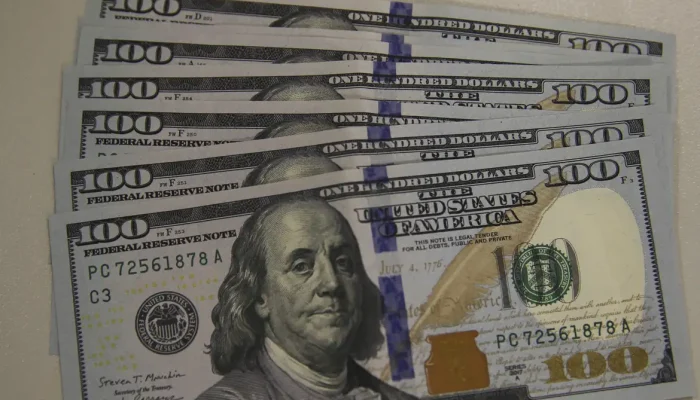 Mercado financeiro se ajusta com dólar em queda a R$ 5,13 e bolsa em recuo