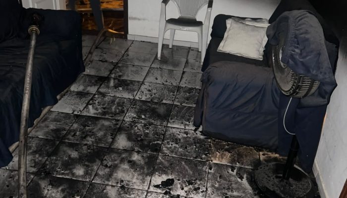 uma pessoa sobre o fogo em uma casa da região. Ao chegar ao local, os policiais