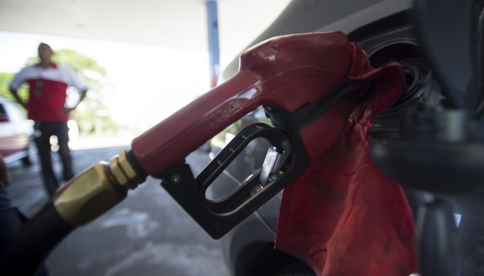 Alta do petróleo global leva governo a adiar fim de desconto na gasolina