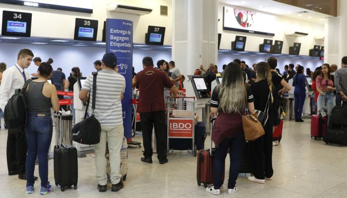 Recuo no setor de serviços em maio: transportes puxam queda de 0,4% no Brasil