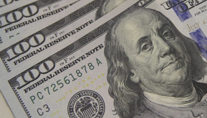 Dólar avança para R$ 5,10 em meio a tarifas dos EUA e instabilidade global