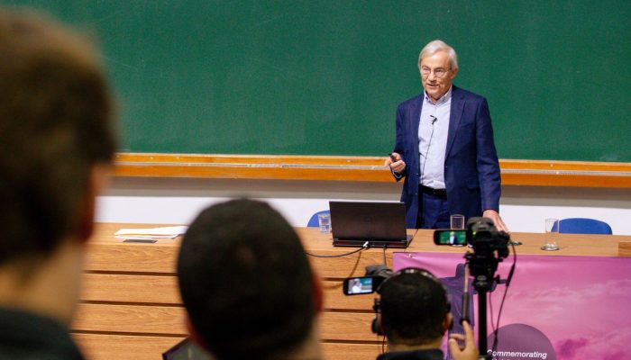 Economista Nobel Contesta Exageros sobre o Impacto da IA no Mercado de Trabalho
