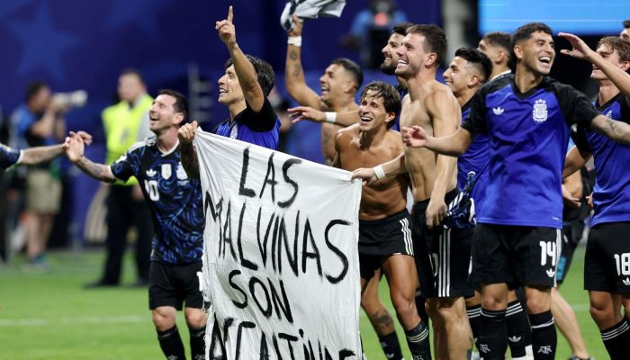Faixa das Malvinas por jogadores argentinos: o grito que reverberou do campo ao debate diplomático