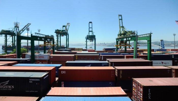 Tarifas dos EUA: Balança comercial brasileira tem impacto restrito, mas setores da indústria sofrem