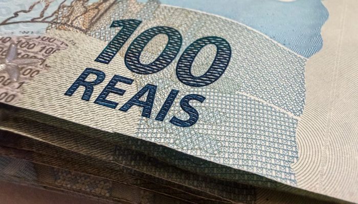 Dólar atinge R$ 5,07, menor valor em um mês, enquanto bolsa de valores se mantém estável