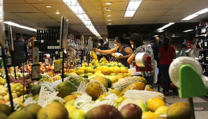 INPC em alta: inflação que baliza salários atinge 4,29% em 12 meses