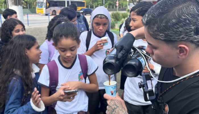 Jovem de Cubatão inova com 'drive-thru' de café em bicicleta e vira fenômeno nas redes