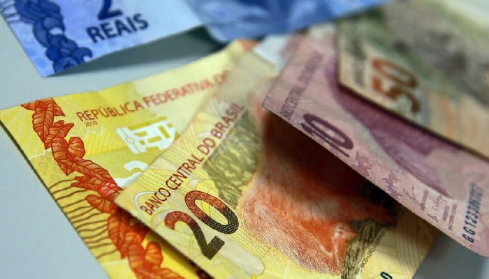 Juros para famílias disparam a 61,7% em agosto e inadimplência atinge 6% no Brasil