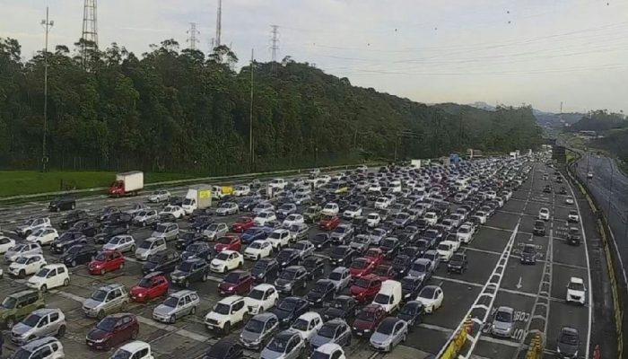 Lentidão na Rodovia dos Imigrantes marca início de feriado prolongado para o litoral de SP