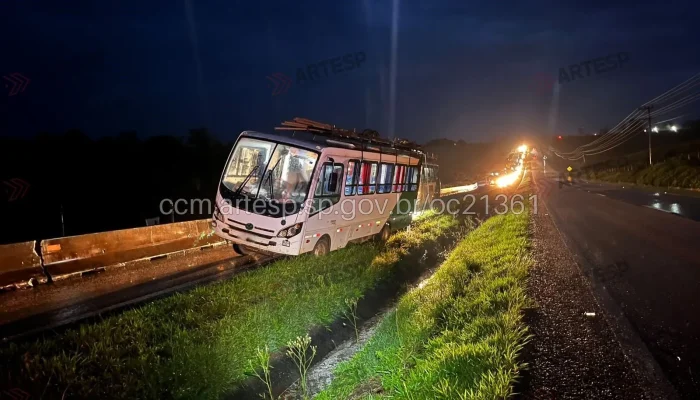 Madrugada de acidentes na Sp-127: micro-ônibus colide em canaleta e outro capota com pacientes oncológicos