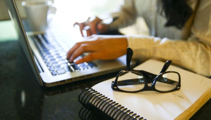 Mulheres dominam força de trabalho no setor de seguros, mas não a liderança