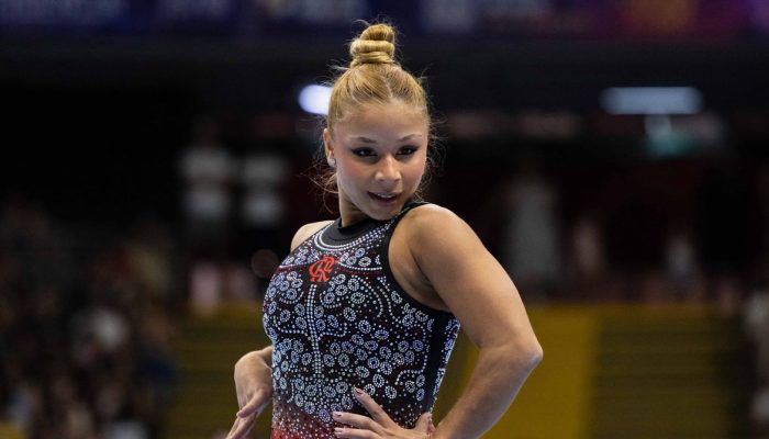 Ouro duplo para Flávia Saraiva na trave e solo do Campeonato Brasileiro
