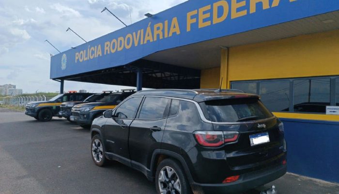 PRF recupera carro furtado em São Paulo com placas clonadas na Br-153 em Rio Preto