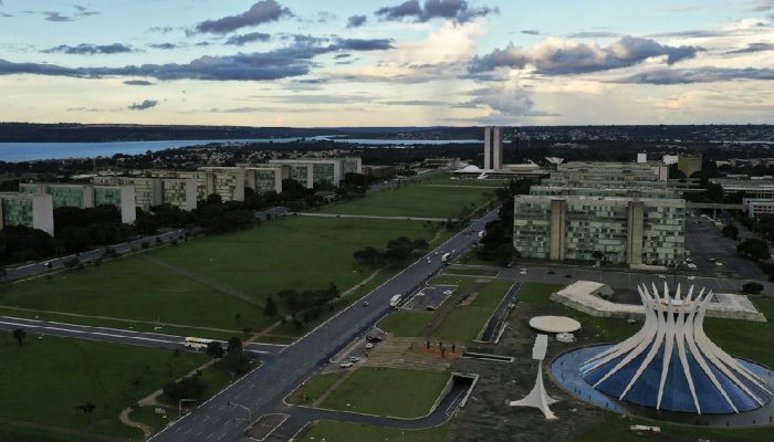 Propostas econômicas de Lula e Flávio Bolsonaro revelam visões opostas para o Brasil