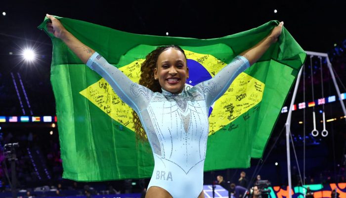 Rebeca Andrade fatura o tri mundial na Holanda e entra para a história