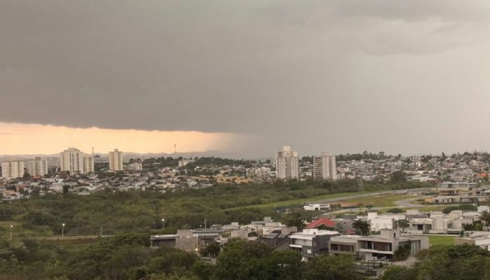 Temporais e frente fria derrubam temperaturas no Vale do Paraíba neste fim de semana