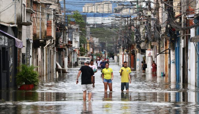 Temporal em São Paulo deixa desaparecidos e causa alagamentos na Grande SP